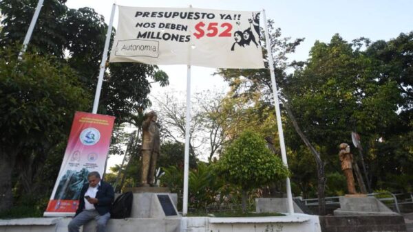 “We don’t even have the resources to pay the electricity bill,” warns vice-rector of UES — “No tenemos recursos ni siquiera para pagar la factura eléctrica”, advierte vicerrectora de la UES
