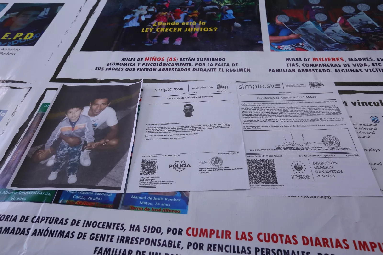 “The soldier told me he was arresting him because he had two bank cards,” says mother of man detained during state of emergency — “El soldado me dijo que lo capturaba porque andaba dos tarjetas de banco”, narra madre de capturado en régimen