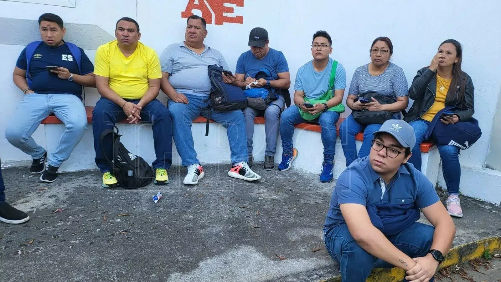 “People were sitting at the JRVs since last night,” says marginalized staff in Antiguo Cuscatlán — “Había gente sentada en las JRV desde anoche”, relata personal marginado en Antiguo Cuscatlán