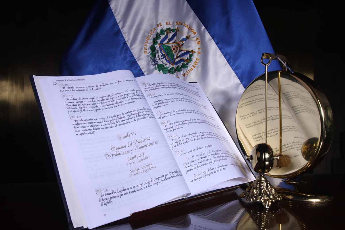 Experts Question Intention to Amend the Constitution Against Established Rules — Expertos cuestionan intención de reformar la Constitución en contra de lo establecido