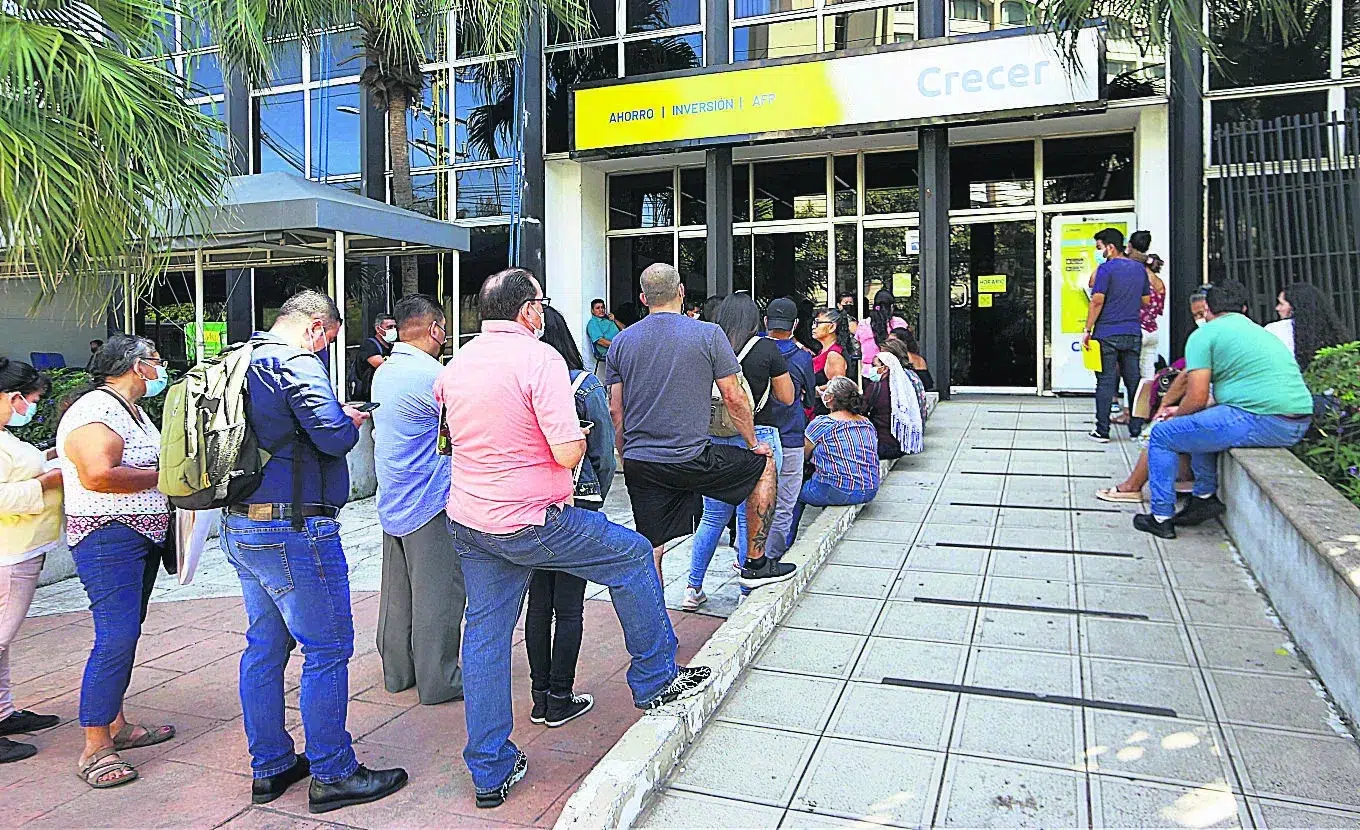 El Salvador: $800 million pension savings allegedly used to finance the government — El Salvador: denuncian toma de $800 millones de ahorro de pensiones para financiar al Gobierno
