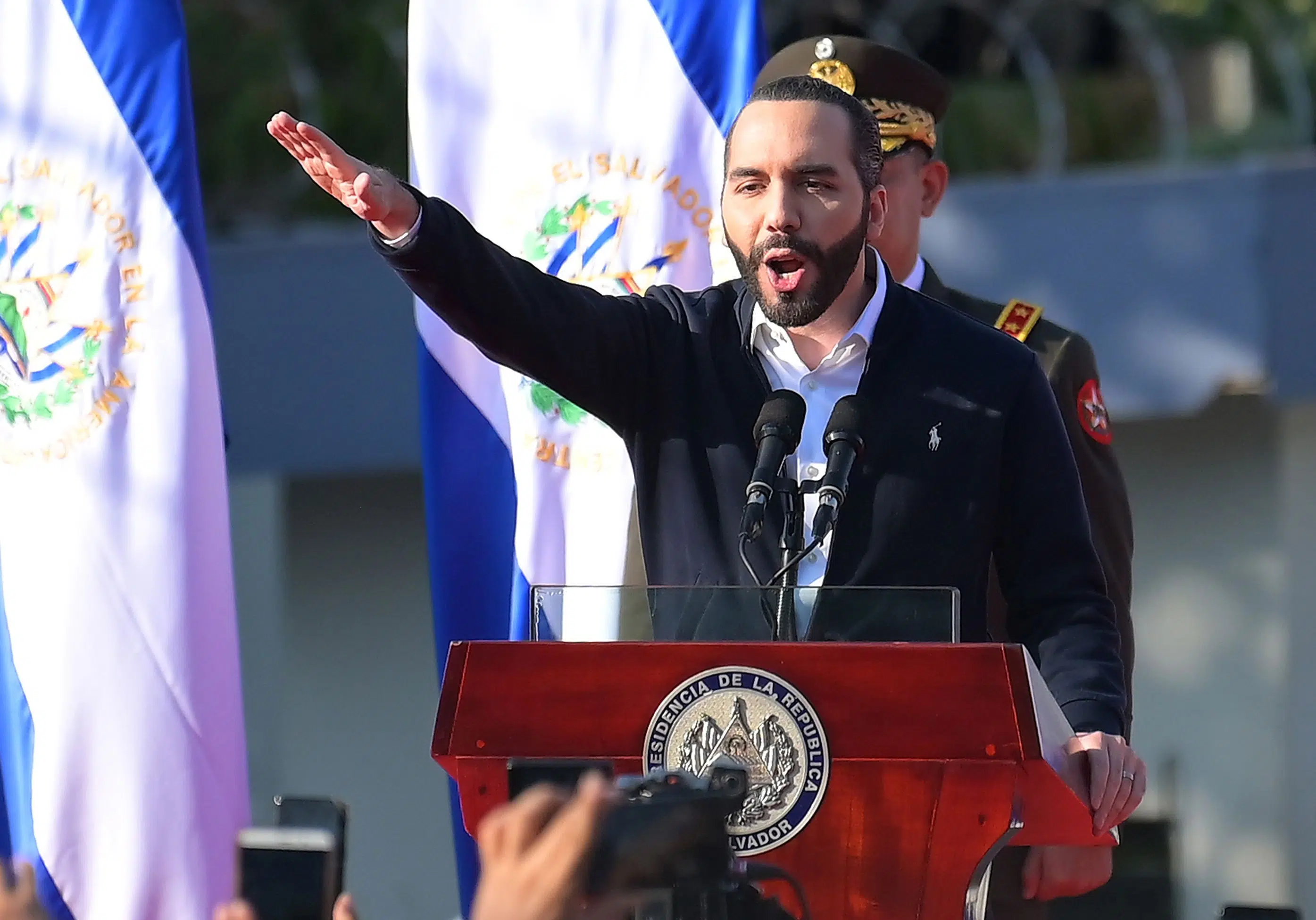 El Salvador: The Desired Lie — El Salvador: la mentira deseada