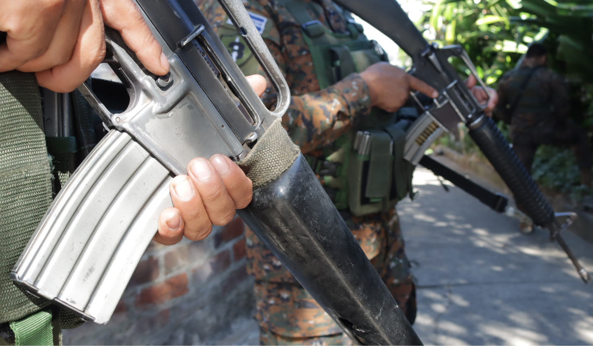 “If he has not committed a crime, we will come up with one for him,” soldiers told a mother seeking the release of her son captured in Arcatao — “Si no tiene delito, nosotros se lo ponemos” le dijeron los soldados a una madre que busca la liberación de su hijo capturado en Arcatao