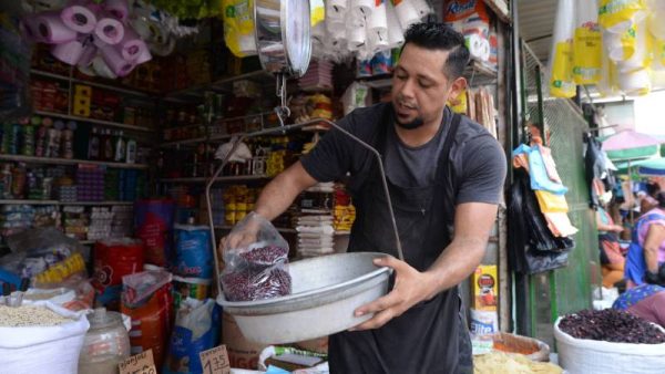 Salvadorans are happy but lament high food costs and want better jobs — Salvadoreños son felices pero lamentan alto costo de alimentos y quieren un mejor empleo