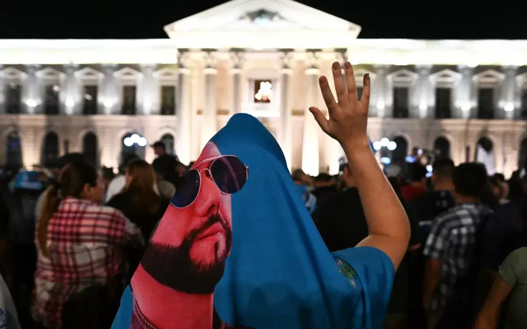 Nayib Bukele’s Authoritarian Appeal — El encanto autoritario de Nayib Bukele