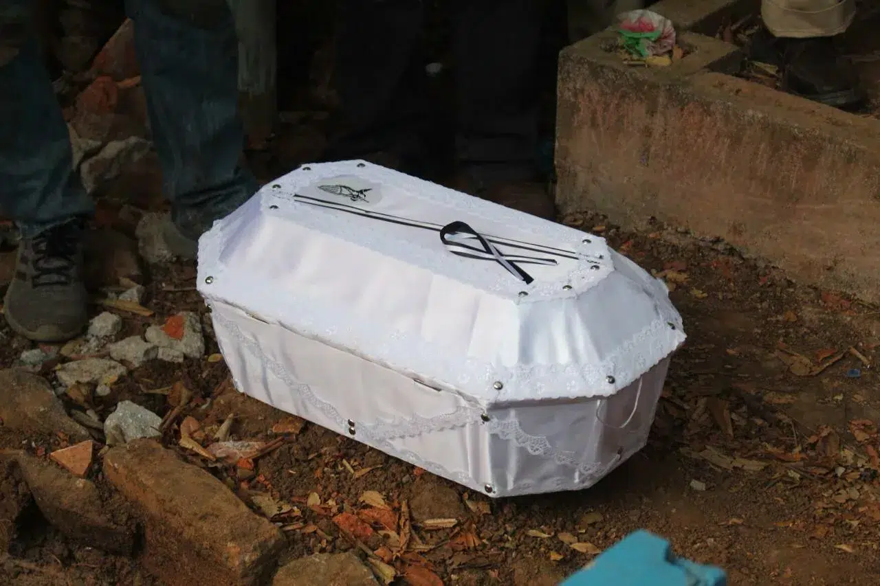 Authorities ordered Rosa Elvira to be buried immediately — Autoridad ordenó enterrar a Rosa Elvira de forma inmediata