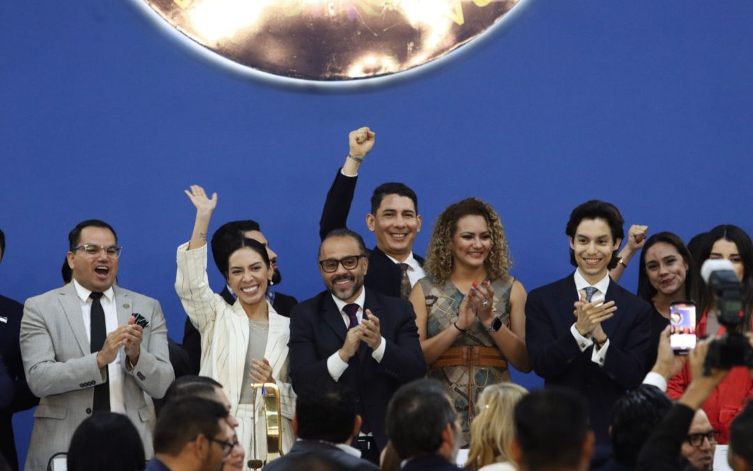 Bukele’s Deputies Authorize Incoming Assembly to Modify Constitution at Will — Diputados de Bukele autorizan a la Asamblea entrante a modificar la Constitución a placer