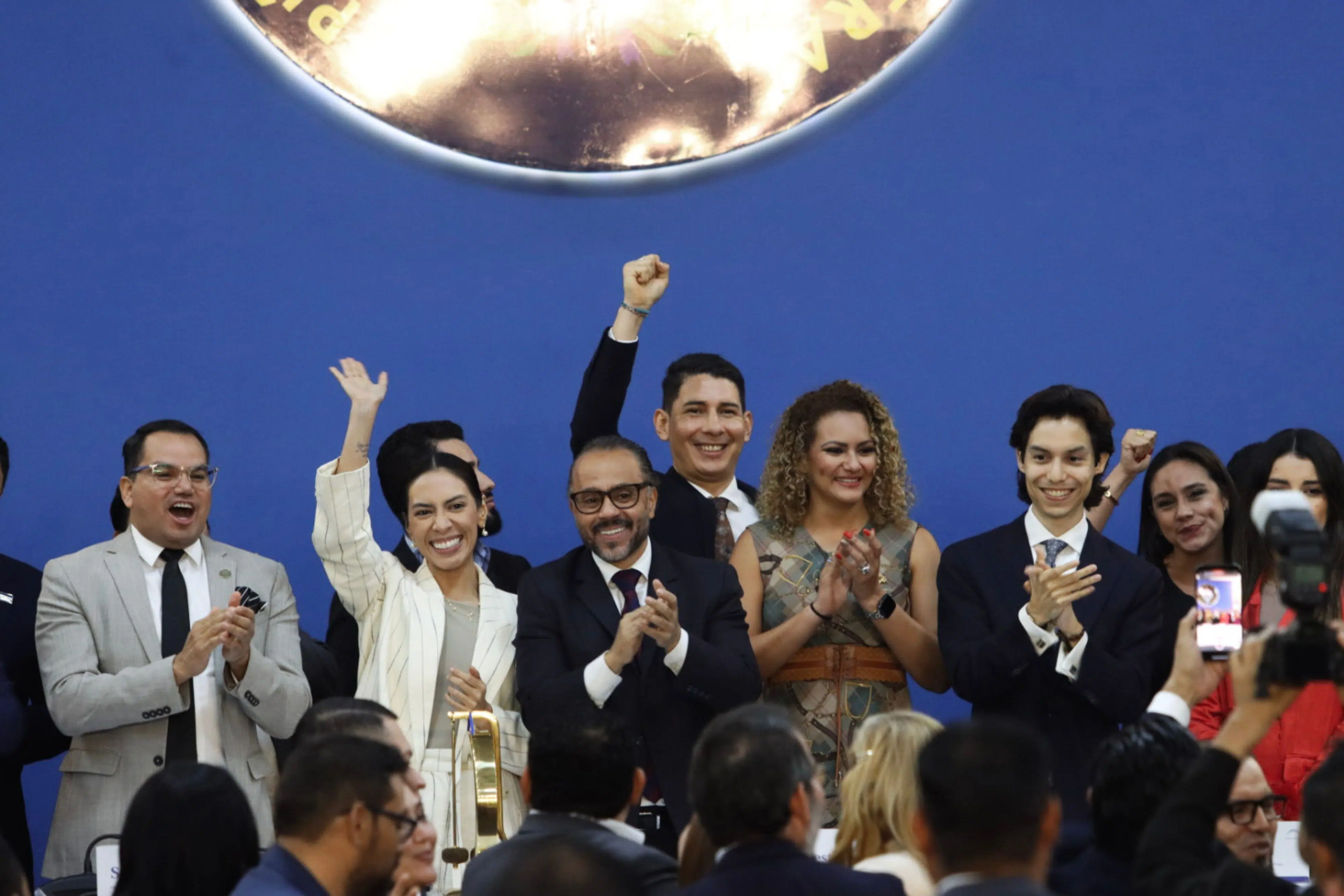 Bukele’s Deputies Authorize Incoming Assembly to Modify Constitution at Will — Diputados de Bukele autorizan a la Asamblea entrante a modificar la Constitución a placer