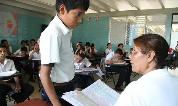 Teachers Demand More Investment Than Savings for Education — Maestros demandan más inversión que ahorro para la educación