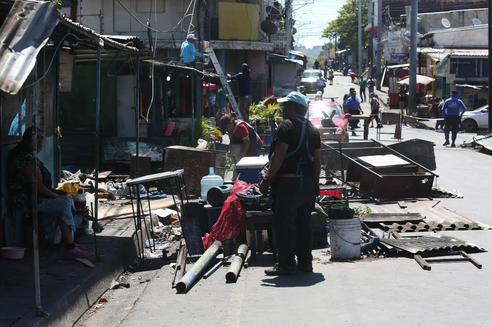 “Just wait, that’s the only alternative they give us”: evictions continue in the historic center of San Salvador — “Que esperemos, esa es la única alternativa que nos dan”: continúan desalojos en el centro histórico de San Salvador