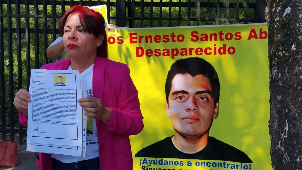 International Award Given to Eneida Abarca, Mother Searching for Her Missing Son Since 2022 — Entregan premio internacional a Eneida Abarca, madre que busca a su hijo desaparecido desde 2022