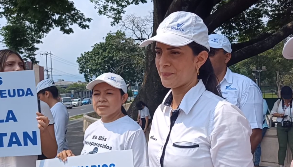 Claudia Ortiz: “People are not asking them to reform the Constitution,” but rather for “decent housing and employment” — Claudia Ortiz: “La gente no les está pidiendo que reformen la Constitución”, sino “vivienda digna y empleo”