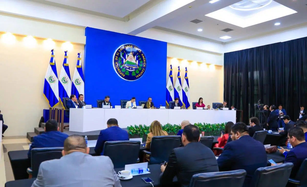 Growing Criticism of Constitutional Reform in El Salvador — Crecen las críticas a reforma constitucional en El Salvador