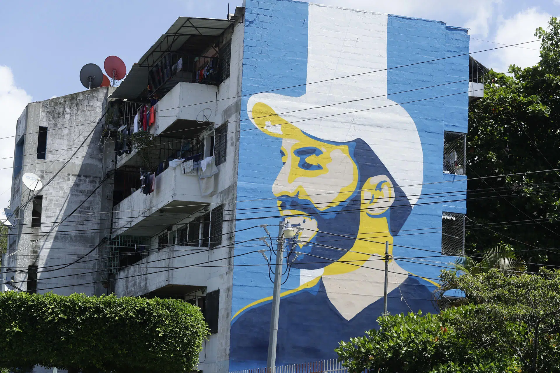 The reality of Salvadorans, facing a government skilled in image creation — La realidad de los salvadoreños, frente a un gobierno experto en creación de imagen