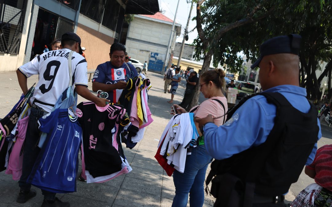 The CAM is Coming!: Fleeing to Sell in the Downtown Area — ¡Viene el CAM!: huir para vender en el Centro