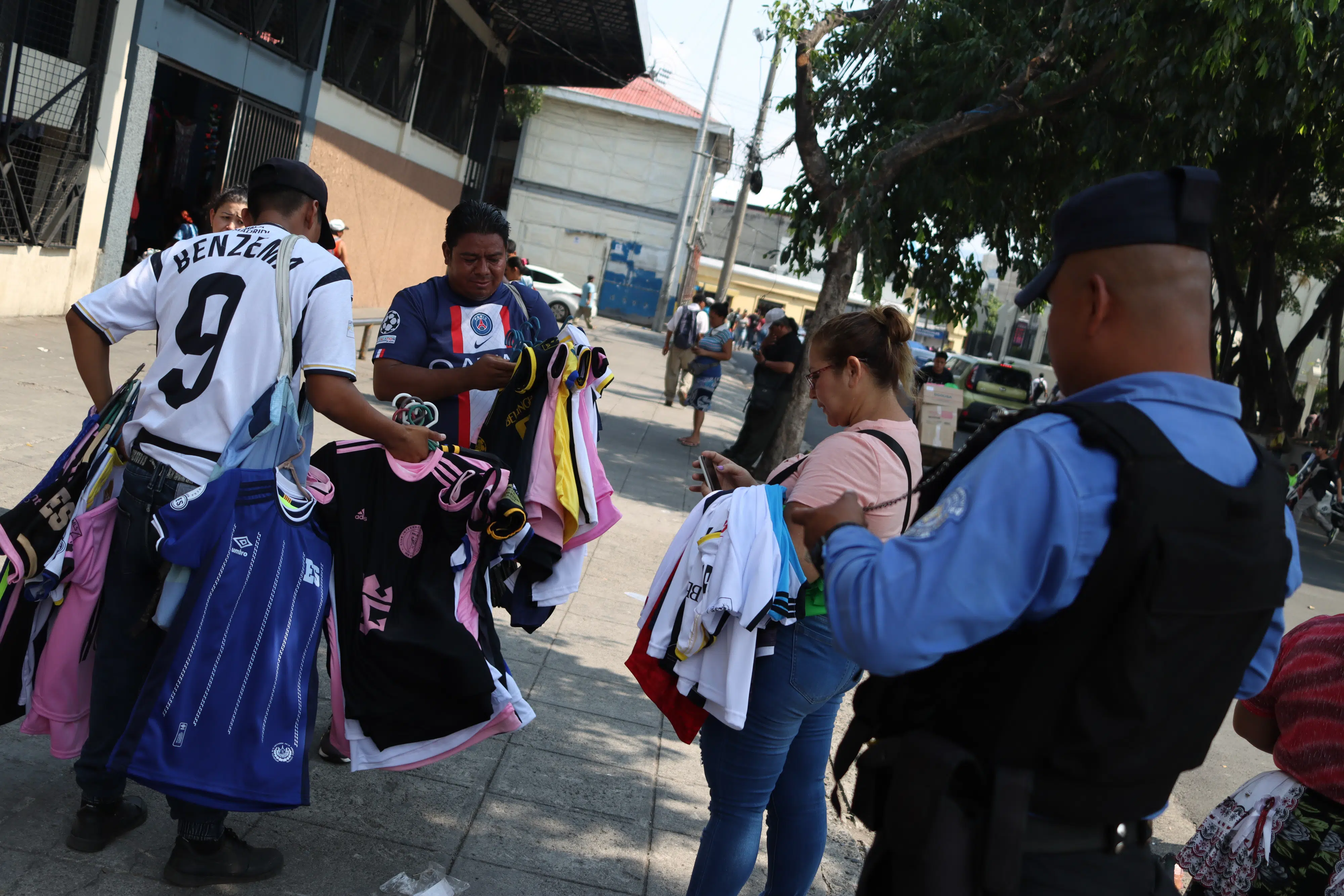 The CAM is Coming!: Fleeing to Sell in the Downtown Area — ¡Viene el CAM!: huir para vender en el Centro