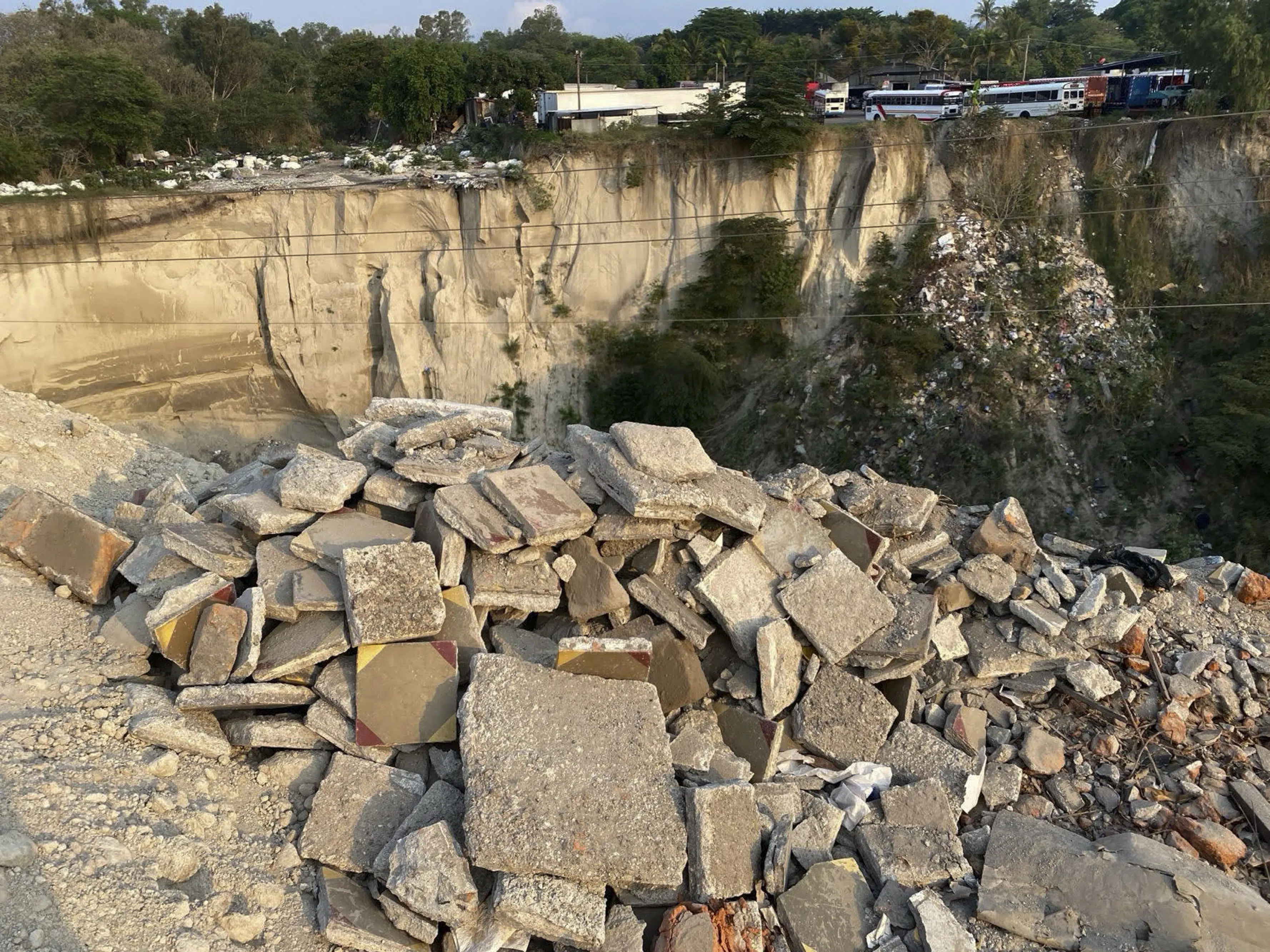 National Palace Remnants Dumped in Las Cañas River — Los restos del Palacio Nacional se botan en el río Las Cañas