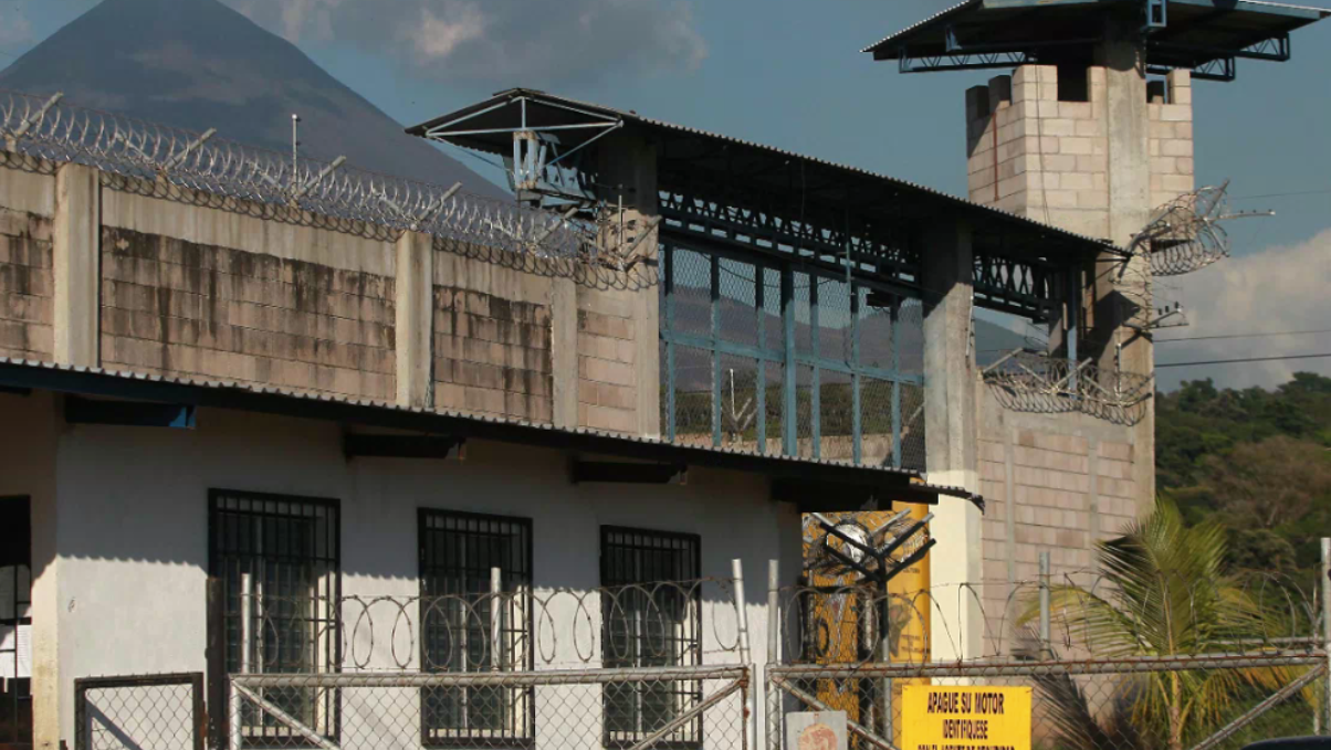 Health problems and lack of medical attention affect prisoners during the state of exception — Problemas de salud y falta de atención médica afectan a privados de libertad durante el régimen de excepción