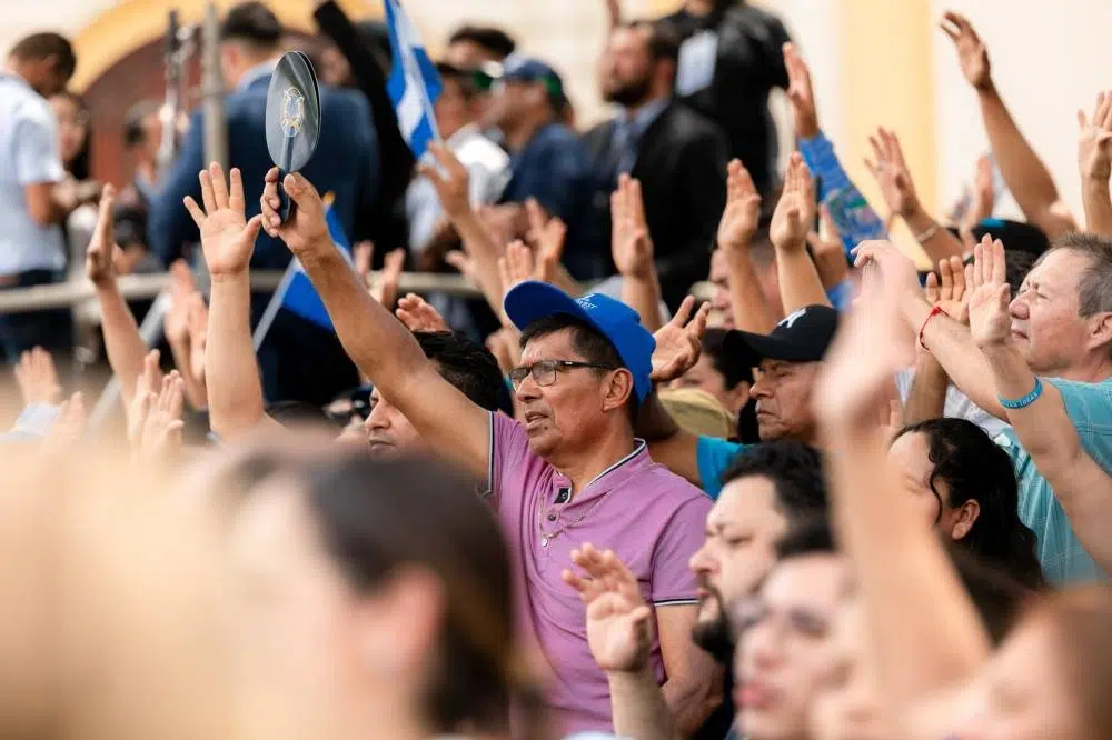 Bukele has the public swear for the second time to defend his project “unconditionally” and “without complaining” — Bukele hizo jurar al público por segunda vez defender su proyecto “incondicionalmente” y “sin quejarnos”