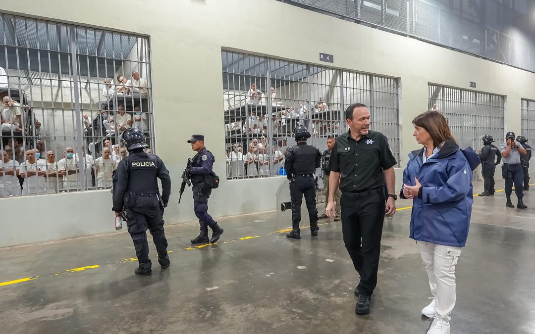 What Patricia Bullrich didn’t see in El Salvador: prisoners without evidence, torture, and over 300 deaths in prisons hidden by Bukele — Lo que no vio Patricia Bullrich en El Salvador: presos sin pruebas, torturas y más de 300 muertos en cárceles que oculta Bukele