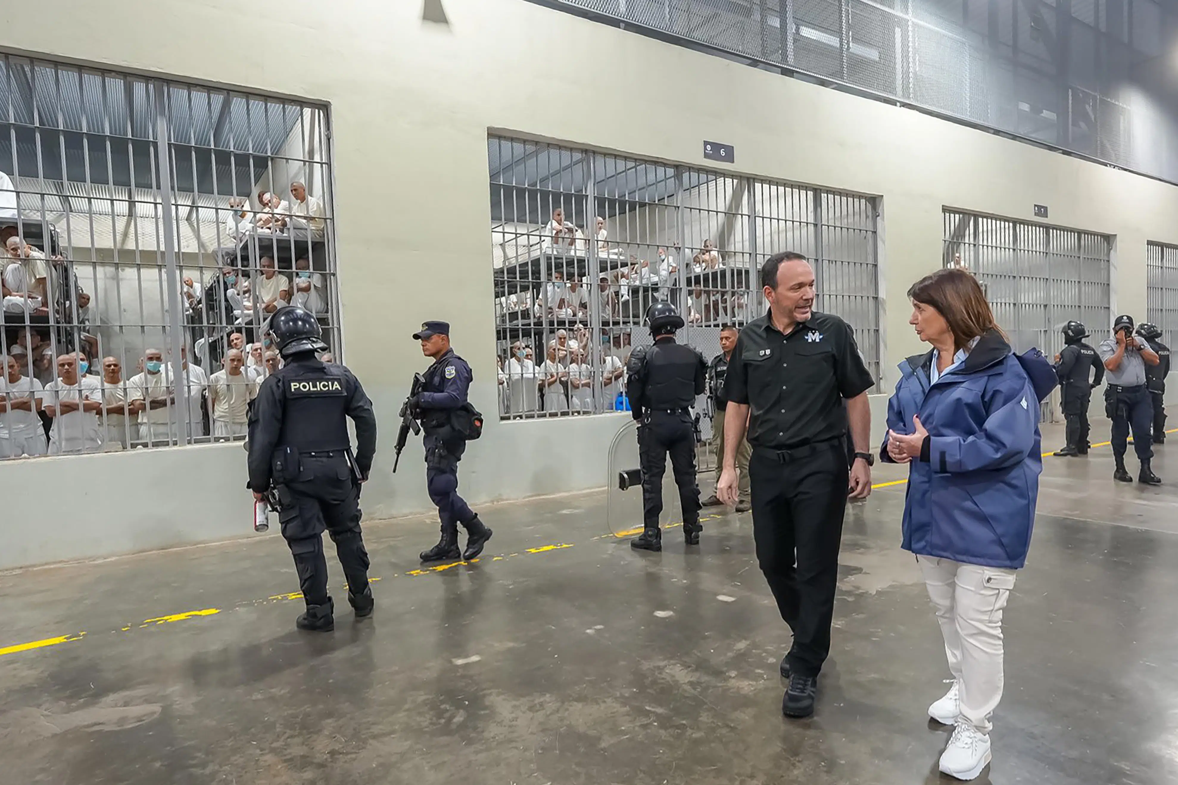 What Patricia Bullrich didn’t see in El Salvador: prisoners without evidence, torture, and over 300 deaths in prisons hidden by Bukele — Lo que no vio Patricia Bullrich en El Salvador: presos sin pruebas, torturas y más de 300 muertos en cárceles que oculta Bukele