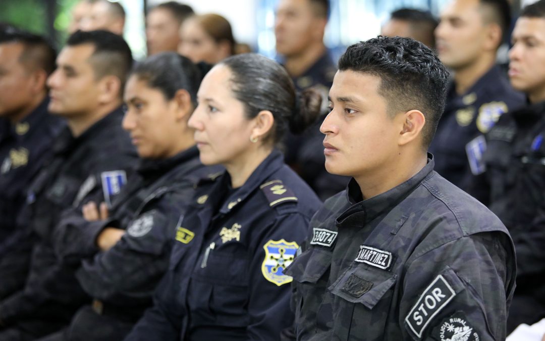 28 Salvadoran police officers have died since forced retirement began; they ask the PNC director to take them into account — 28 policías salvadoreños han muerto desde que inició el retiro forzado; piden al director de la PNC que los tome en cuenta