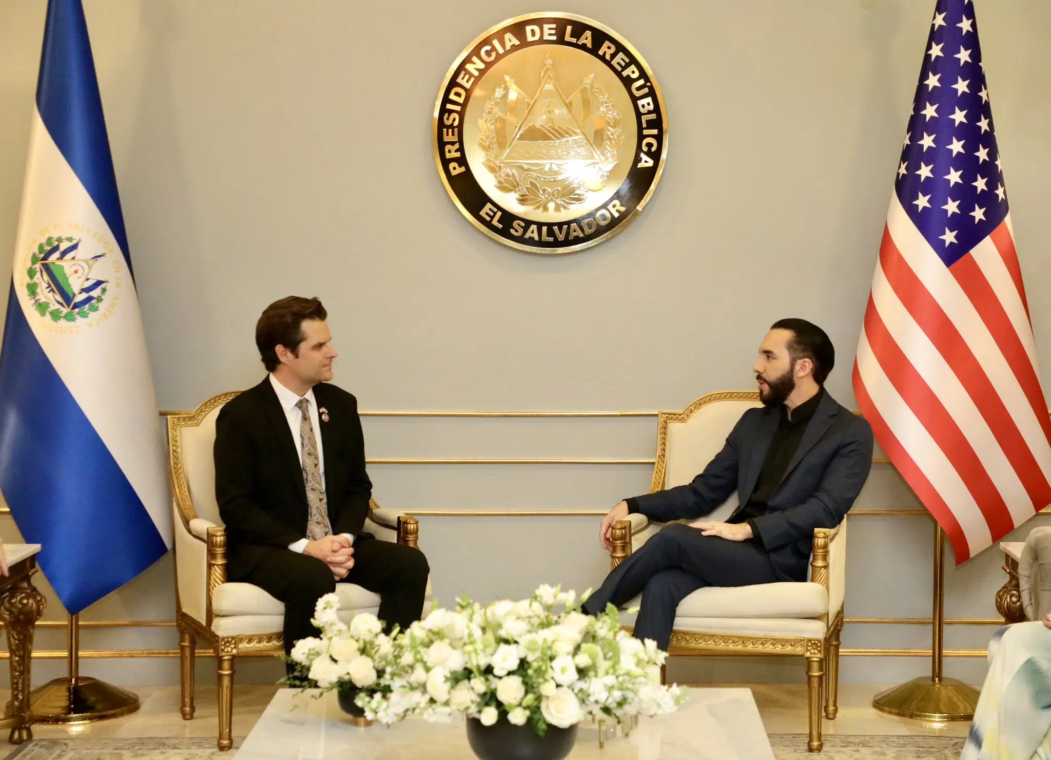 Under Investigation in the U.S. Lawmaker Who Visited CECOT and Met with Bukele — Bajo investigación en EE.UU. congresista que visitó el CECOT y se reunió con Bukele
