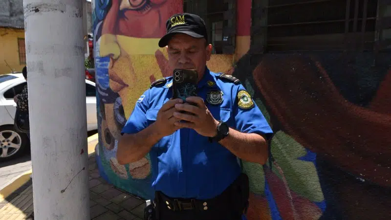 Ilopango Metropolitan Agents Detain EDH Team for Photographing District Facade — Agentes del CAM de Ilopango retuvieron a equipo de EDH por hacer fotos de fachada de distrito