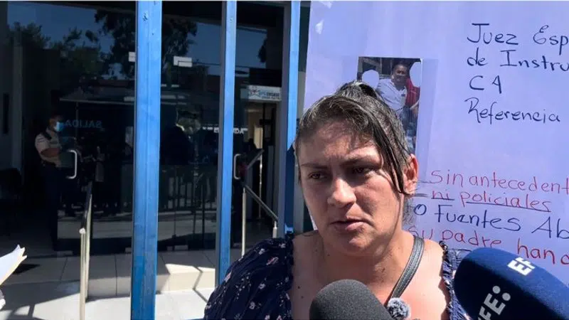 “Being poor does not make us criminals,” says mother of detainee — “Ser pobre no nos convierte en delincuentes”, dice madre de capturado