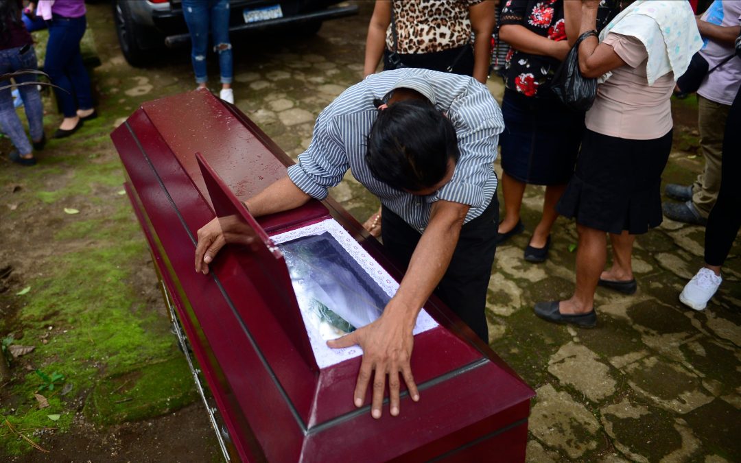 Four Dead Babies and 176 Orphaned Children: Report Warns of “Human Cost” of Bukele’s Repression in El Salvador — Cuatro bebés muertos y 176 niños huérfanos: un informe alerta sobre “el costo humano” de la represión de Bukele en El Salvador