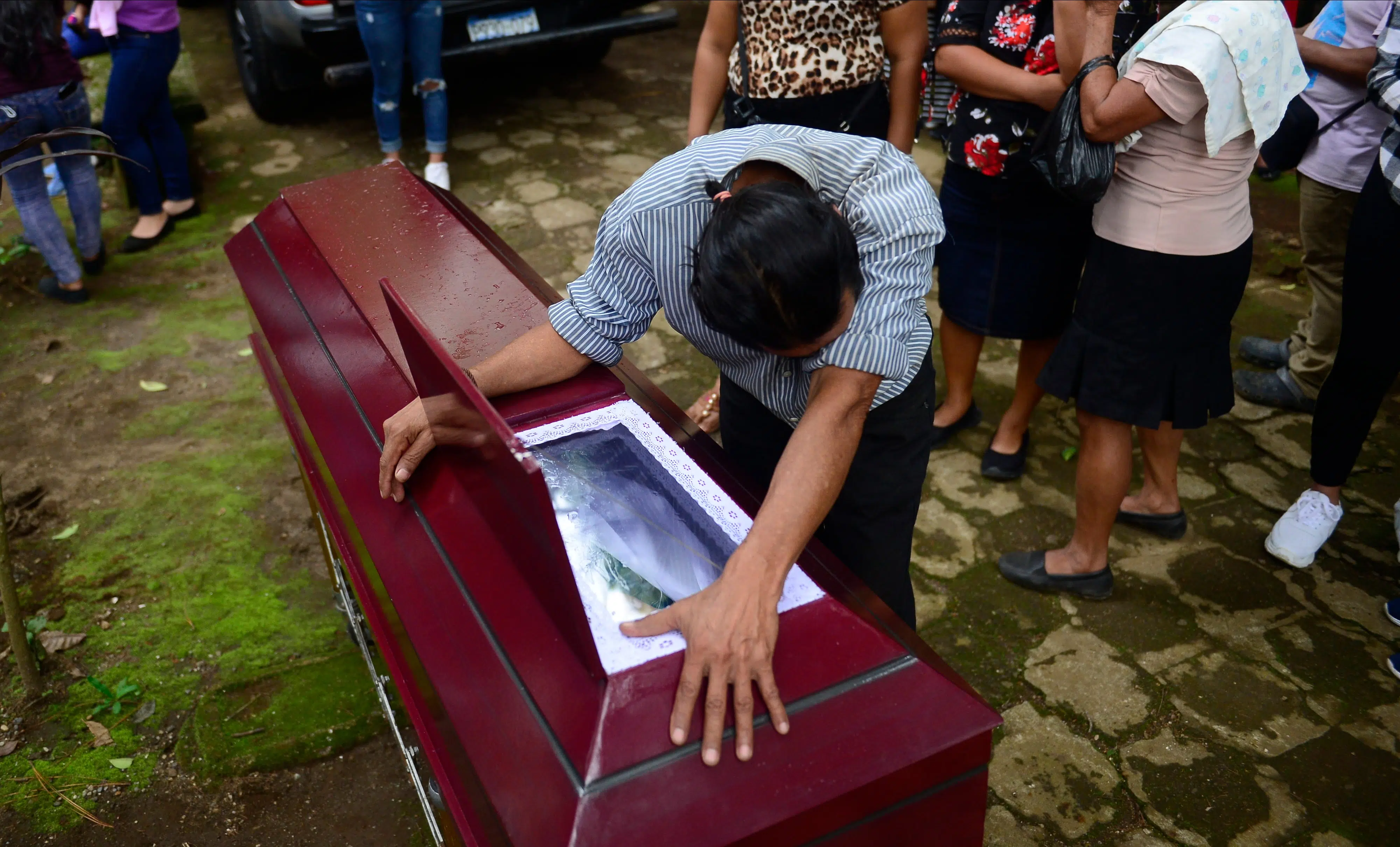Four Dead Babies and 176 Orphaned Children: Report Warns of “Human Cost” of Bukele’s Repression in El Salvador — Cuatro bebés muertos y 176 niños huérfanos: un informe alerta sobre “el costo humano” de la represión de Bukele en El Salvador