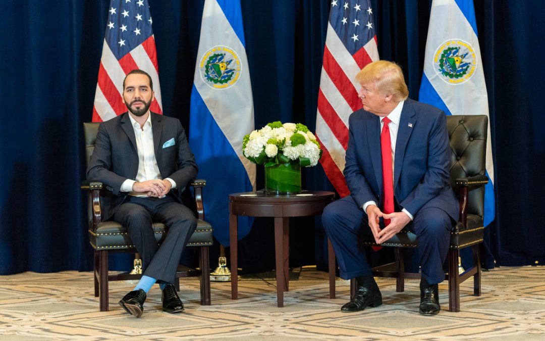 Trump Developing Plan to Deport Migrants, Including Venezuelan Gang Members, to El Salvador: Report — Trump desarrolla plan para deportar migrantes, incluidos miembros de pandillas venezolanas, a El Salvador: informe  
