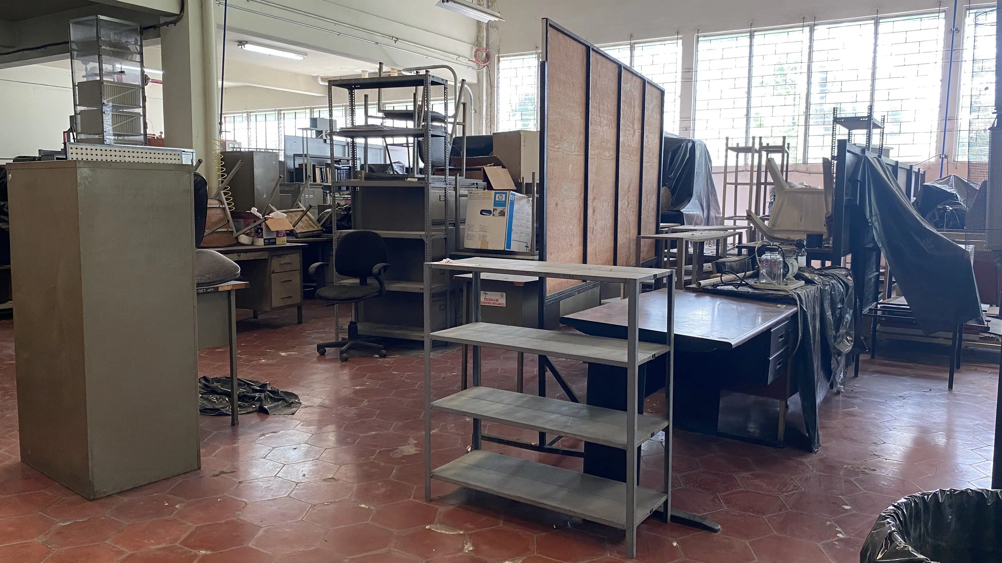Faculty Members from UES Engineering and Humanities Departments Demand Completion of Pending Works — Docentes de facultades de Ingeniería y Humanidades de la UES reclaman por obras pendientes