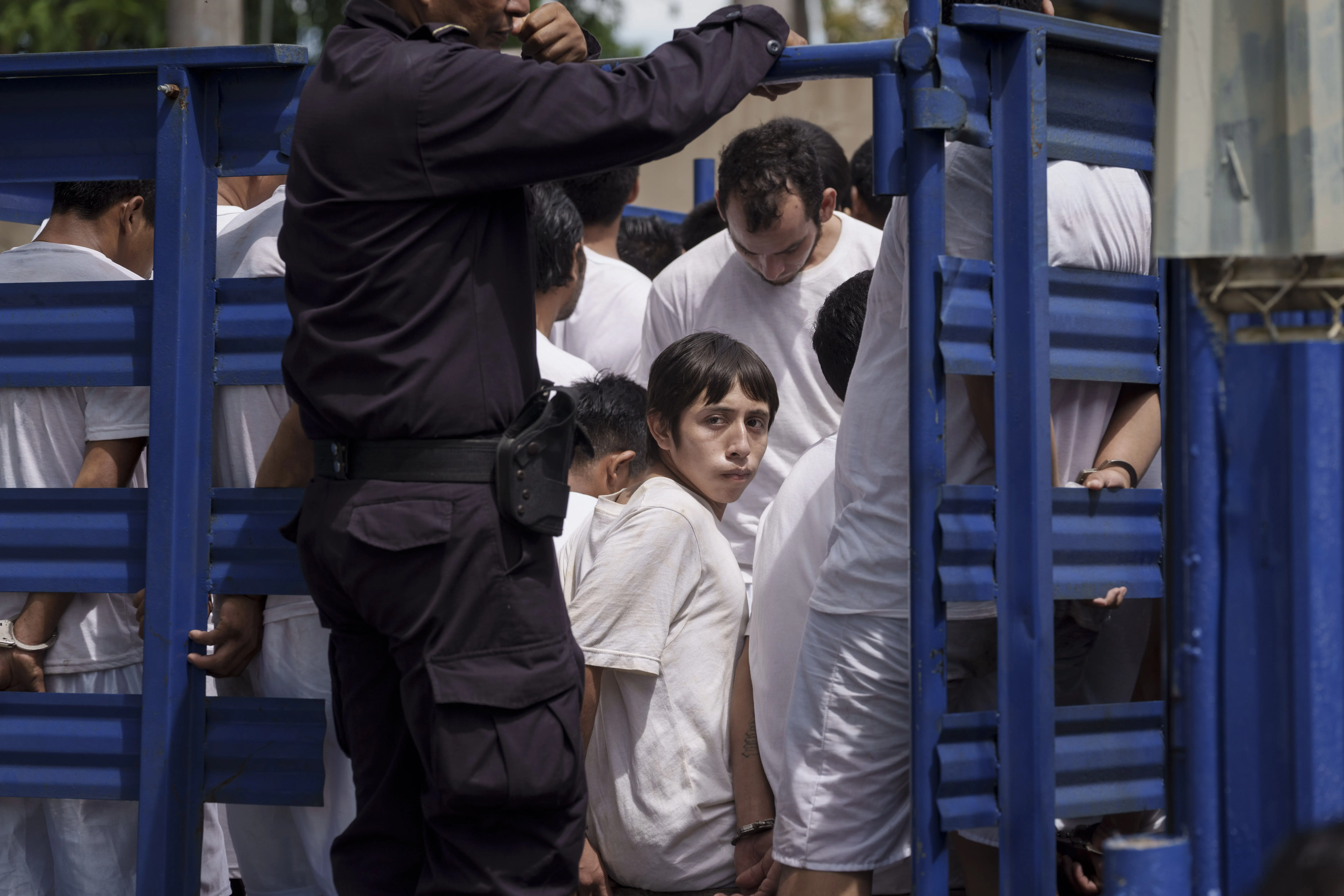 Correctional Facilities Charge Between $25 and $60 for Inmates’ “Christmas Dinners” — Penales cobra entre $25 y $60 por “cenas navideñas” para privados de Libertad