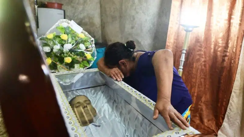 “I Don’t Know What They Want from Us, We’re Just Poor, Not Criminals,” Says Mother in Front of Son’s Coffin — “No sé qué quieren de nosotros, solo somos pobres, no delincuentes”, dice madre frente al ataúd de su hijo