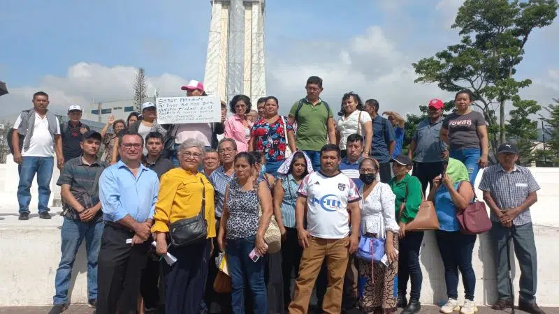 Uniform Suppliers to Education Ministry: “We Went into Debt and Were Left Mocked” — Proveedores de uniformes a Educación: “Nos endeudamos y nos dejaron burlados”