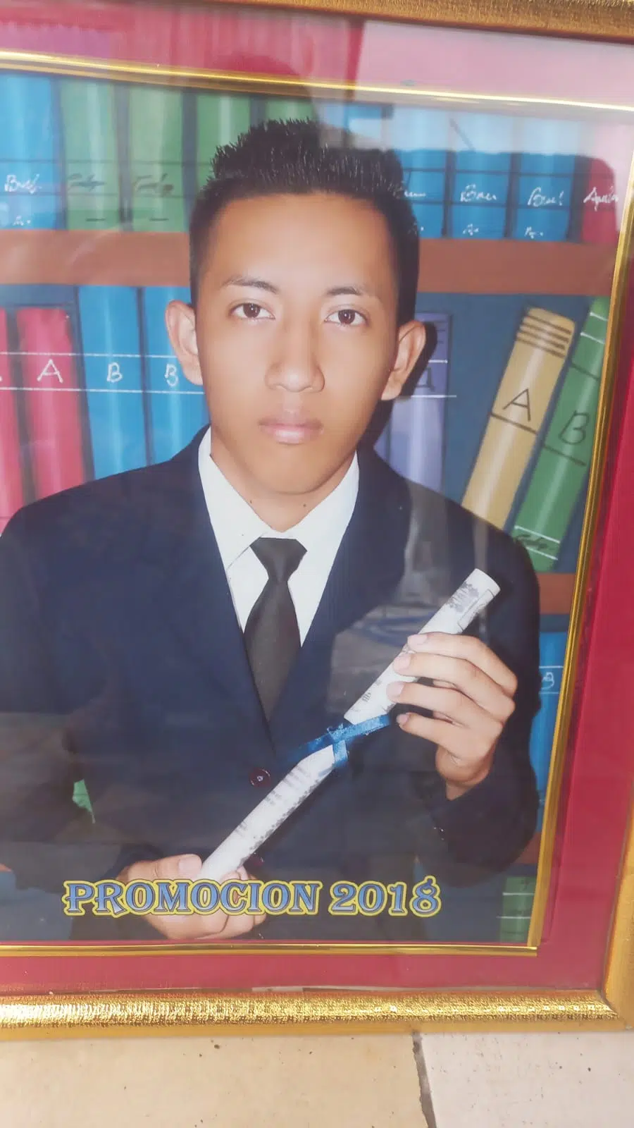 “If you know where my son is, please tell me; I can’t bear the anguish” — “Si saben dónde está mi hijo, por favor díganme; no aguanto la angustia”