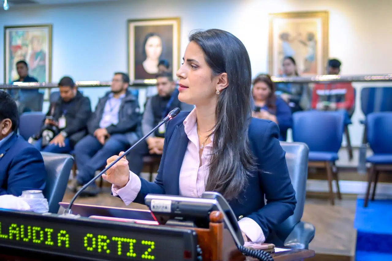 Claudia Ortiz Asserts Political Commission Does Not Share Candidate Files with Supreme Electoral Tribunal — Claudia Ortiz dice que Comisión Política no comparte expedientes de candidaturas al TSE