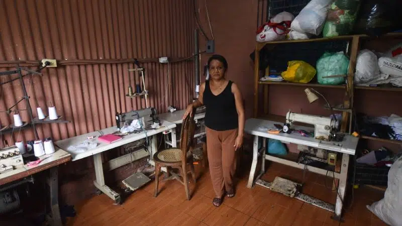 School Uniform Sewers Left with Expenses and Debts Due to Lack of Contract Renewal — Costureras de uniformes quedan con gastos y deudas ante falta de renovación de contratos