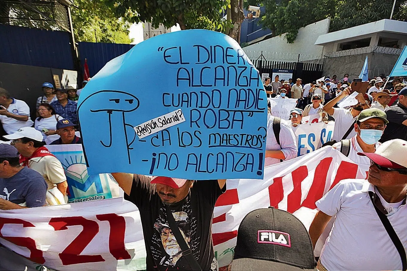 Salvadoran Teachers Fear Pay Scale May Not Be Applied in 2025 — Docentes salvadoreños temen que no se aplique el escalafón en 2025