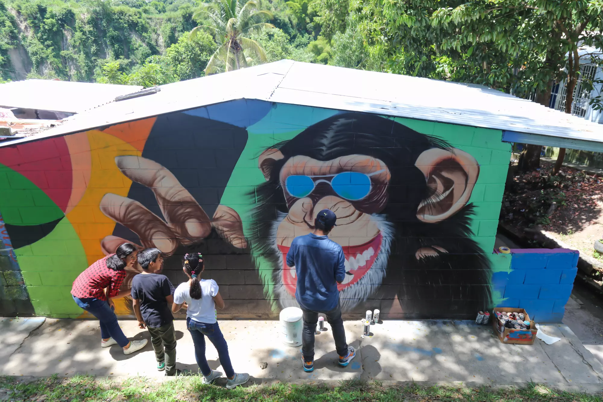 News Analysis: Bukele claims he cleaned up El Salvador. But at what cost? — Análisis de Noticias: Bukele dice que limpió El Salvador. ¿Pero a qué costo?