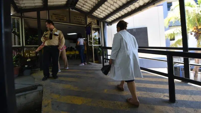 “Working Conditions Must Improve for Salvadoran Doctors” — “Condiciones laborales deben mejorarse para los médicos salvadoreños”