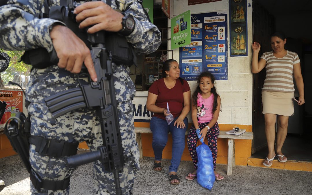 El Salvador Family Traumatized By Gangs, And The Government — Familia salvadoreña traumatizada por pandillas y el gobierno