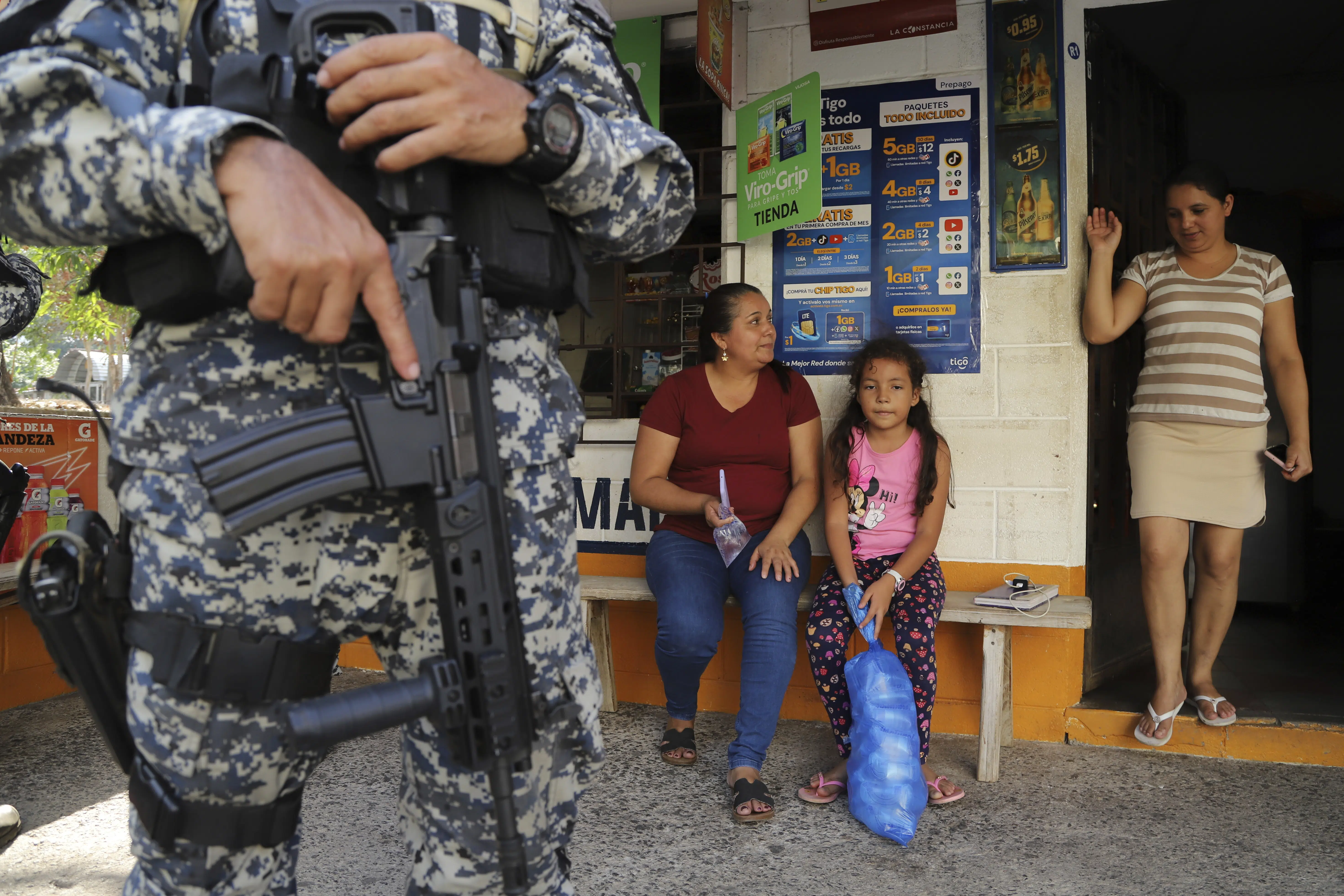 El Salvador Family Traumatized By Gangs, And The Government — Familia salvadoreña traumatizada por pandillas y el gobierno