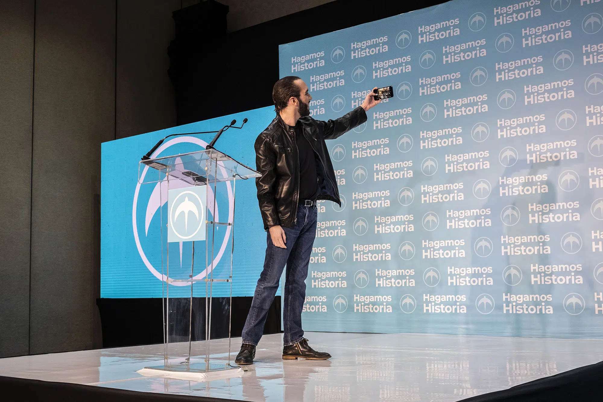 TikTok: The New Way to Do Politics — TikTok, la nueva forma de hacer política