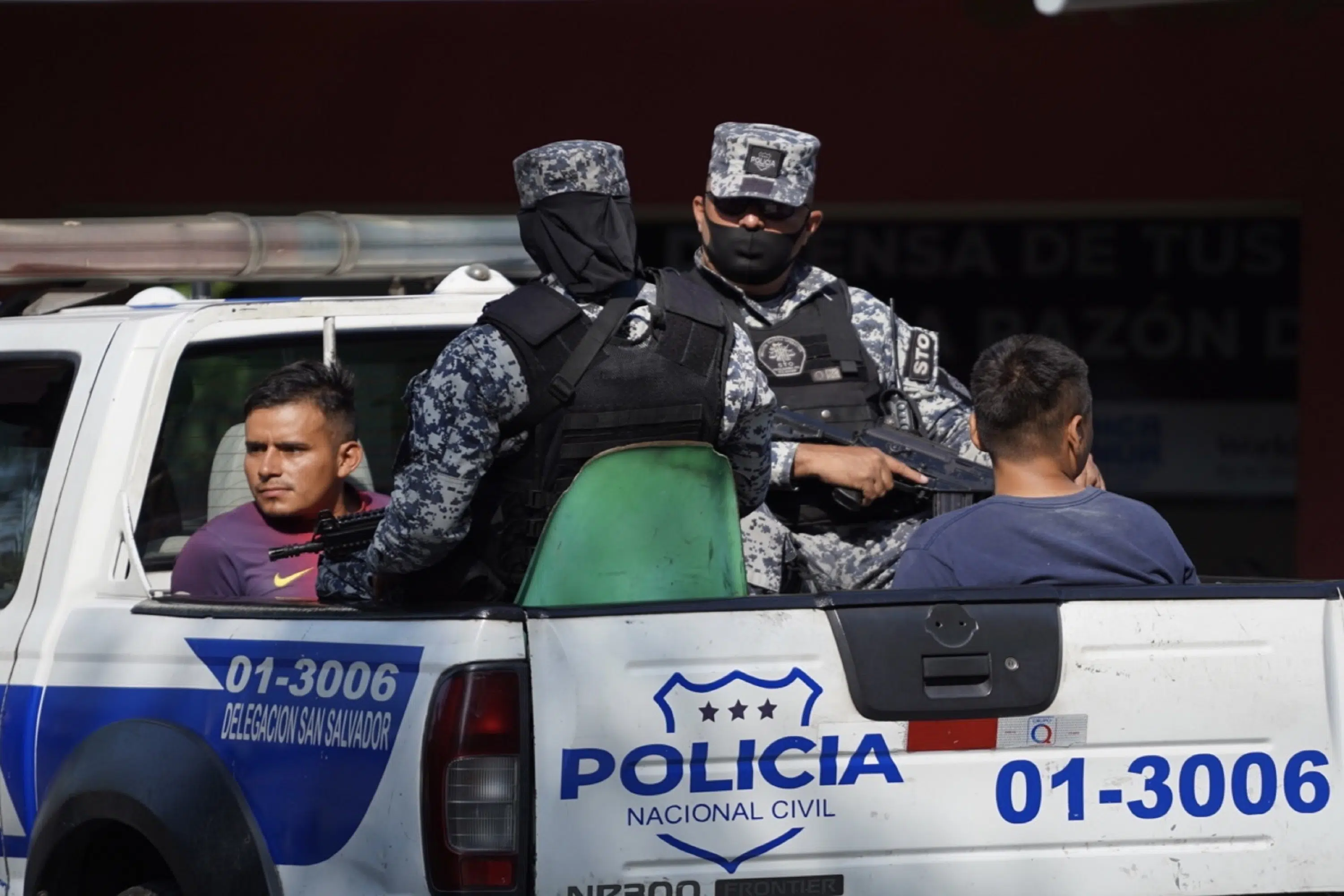 The Henry Case: Is It a Crime to Record Police in El Salvador? — El caso Henry: ¿es delito grabar a policías en El Salvador?