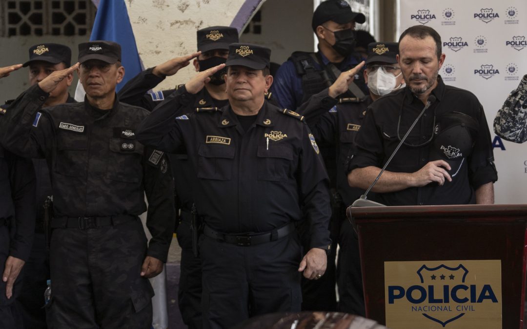 Police Left Without Executors of State of Exception — La Policía se queda sin los ejecutores del régimen de excepción