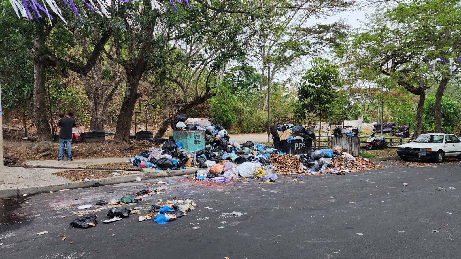 For 43% of Salvadoran Homes, Garbage Truck Never Arrives — En el 43% de los hogares de El Salvador nunca pasa el camión de la basura