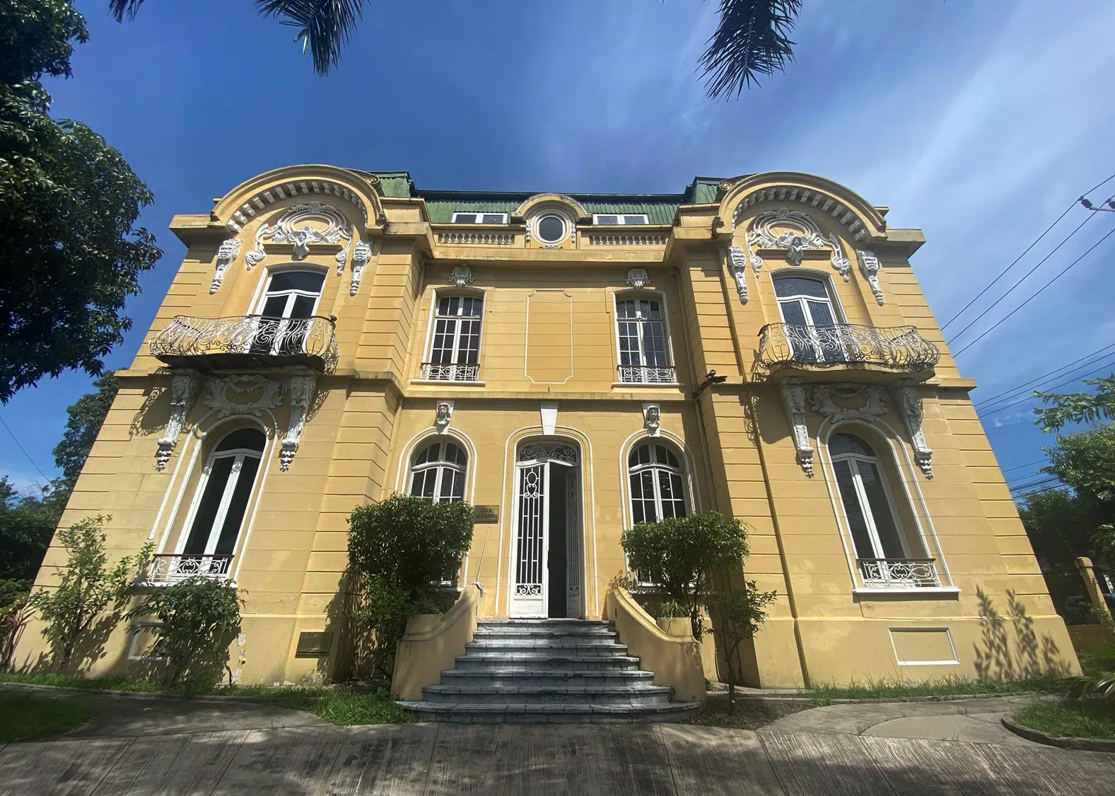 Eviction Alert for Academies of History and Language from Former Casa Dueñas — Lanzan alerta de desalojo de las academias de la Historia y la Lengua de ex Casa Dueñas