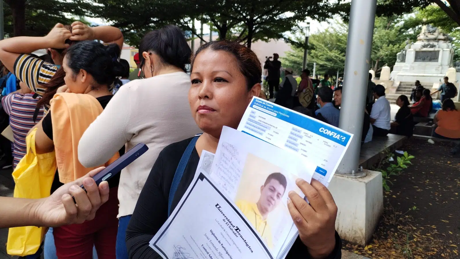 Liberty Plaza Filled with Families Demanding Respect for Court Orders — La Plaza Libertad se llenó de familiares que exigen respeto a órdenes judiciales